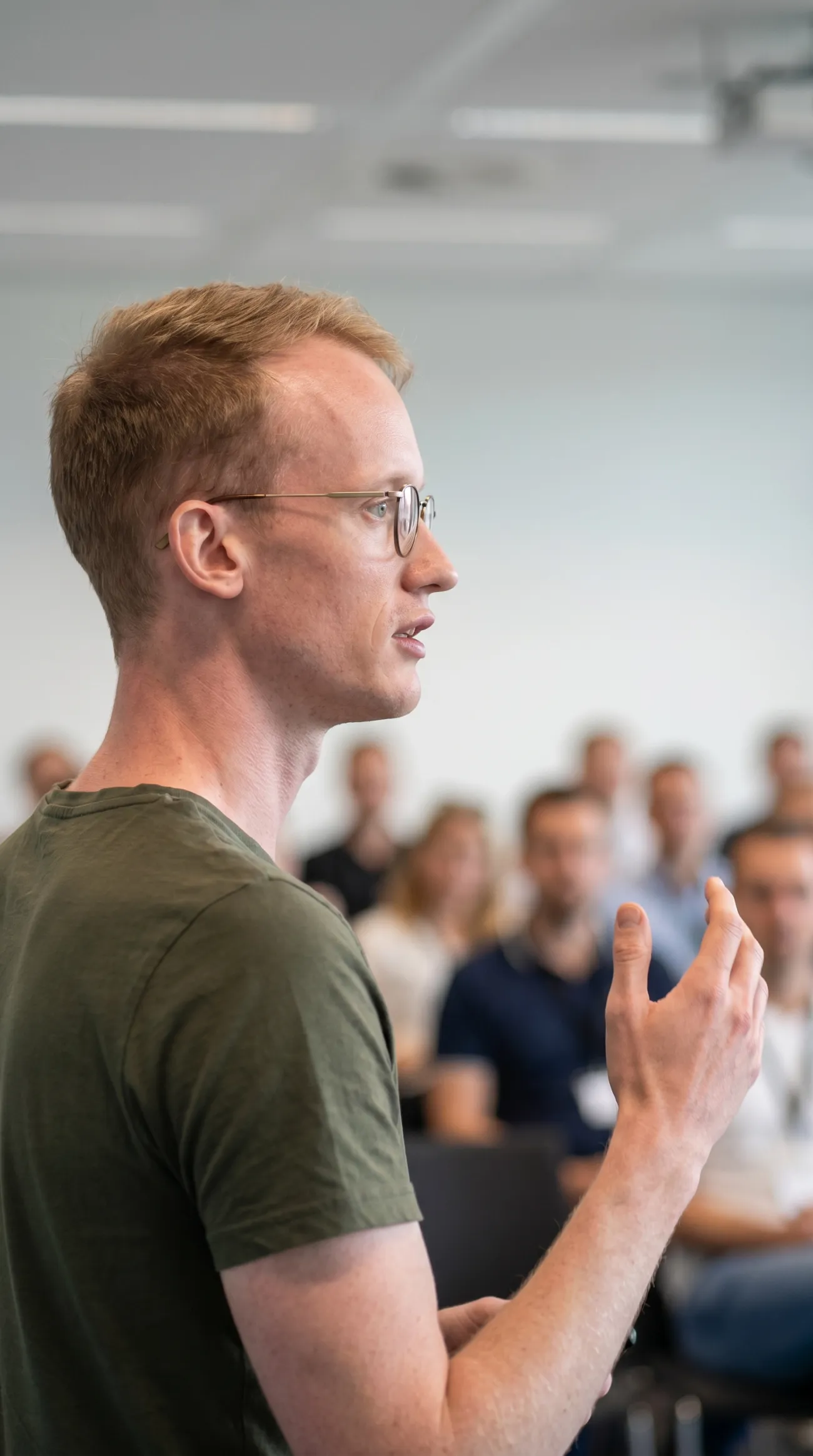 Karsten Stinis aan het woord voor een groep ondernemers
